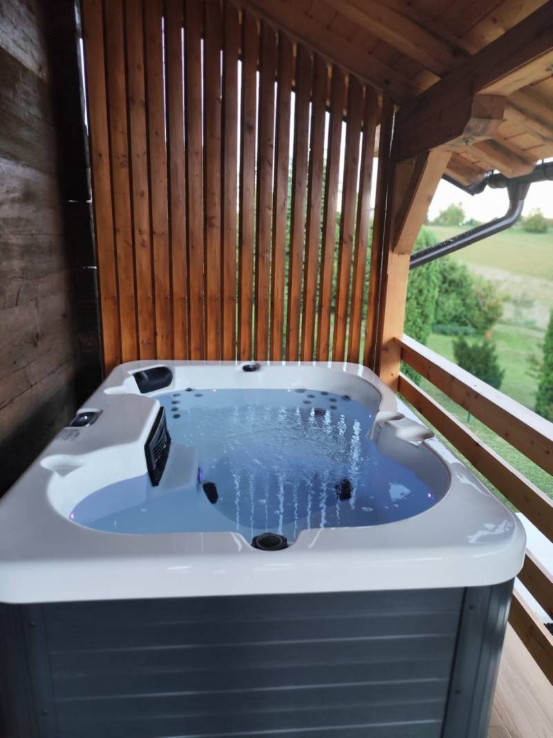 Wellness vikend u prirodi: zašto su sauna i jacuzzi savršen reset?